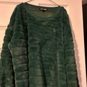 Steve Madden Green Faux Fur Pullover Sweater – Cozy & Chic